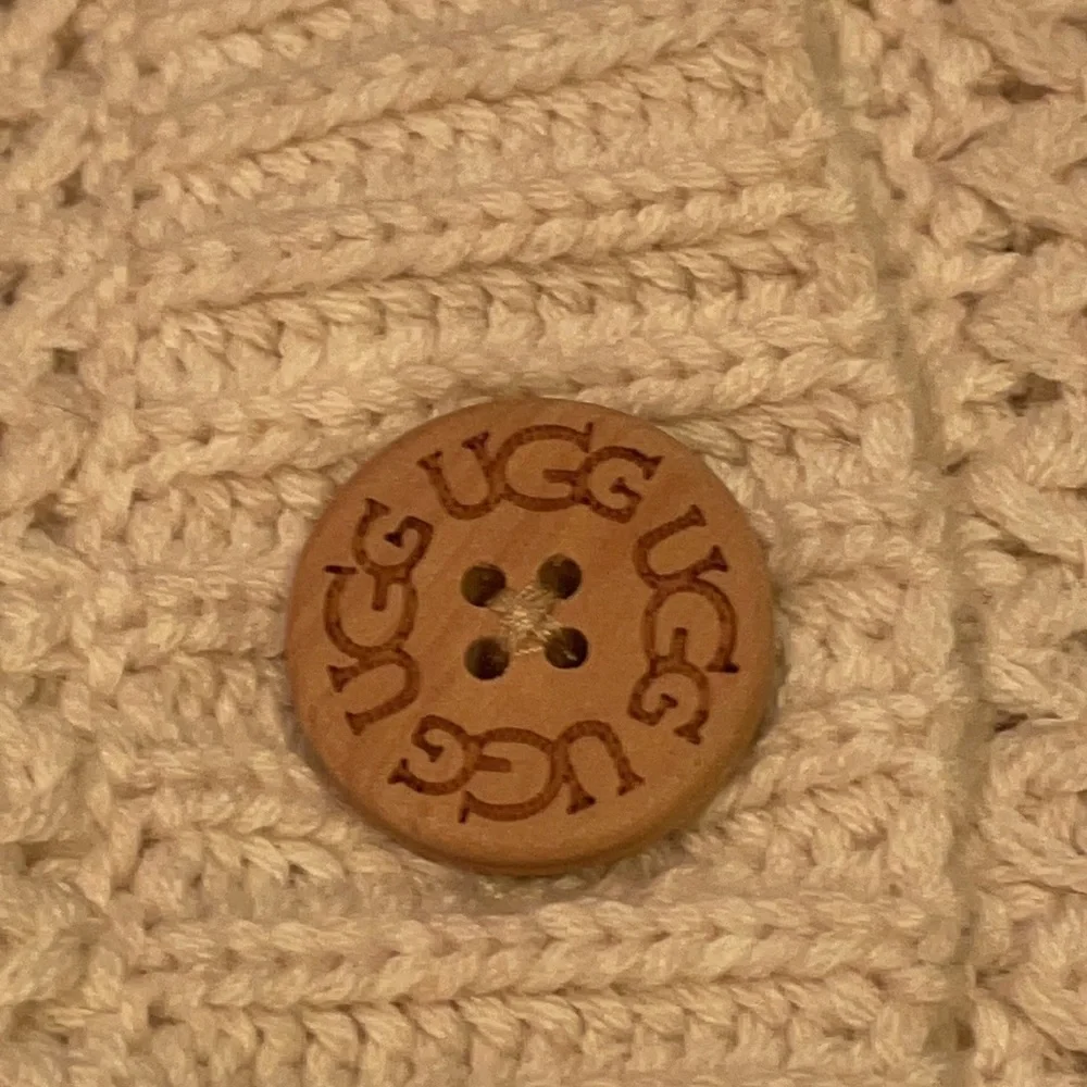 UGG Cream Sweater Cape Buttondown Poncho - Picture 6 of 13